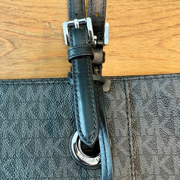 Michael Kors | Women's Jet Set | Signature Tote |
Black & Grey - Picture 5 of 12